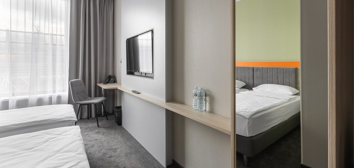 Standard with two separate beds: Photo 5
